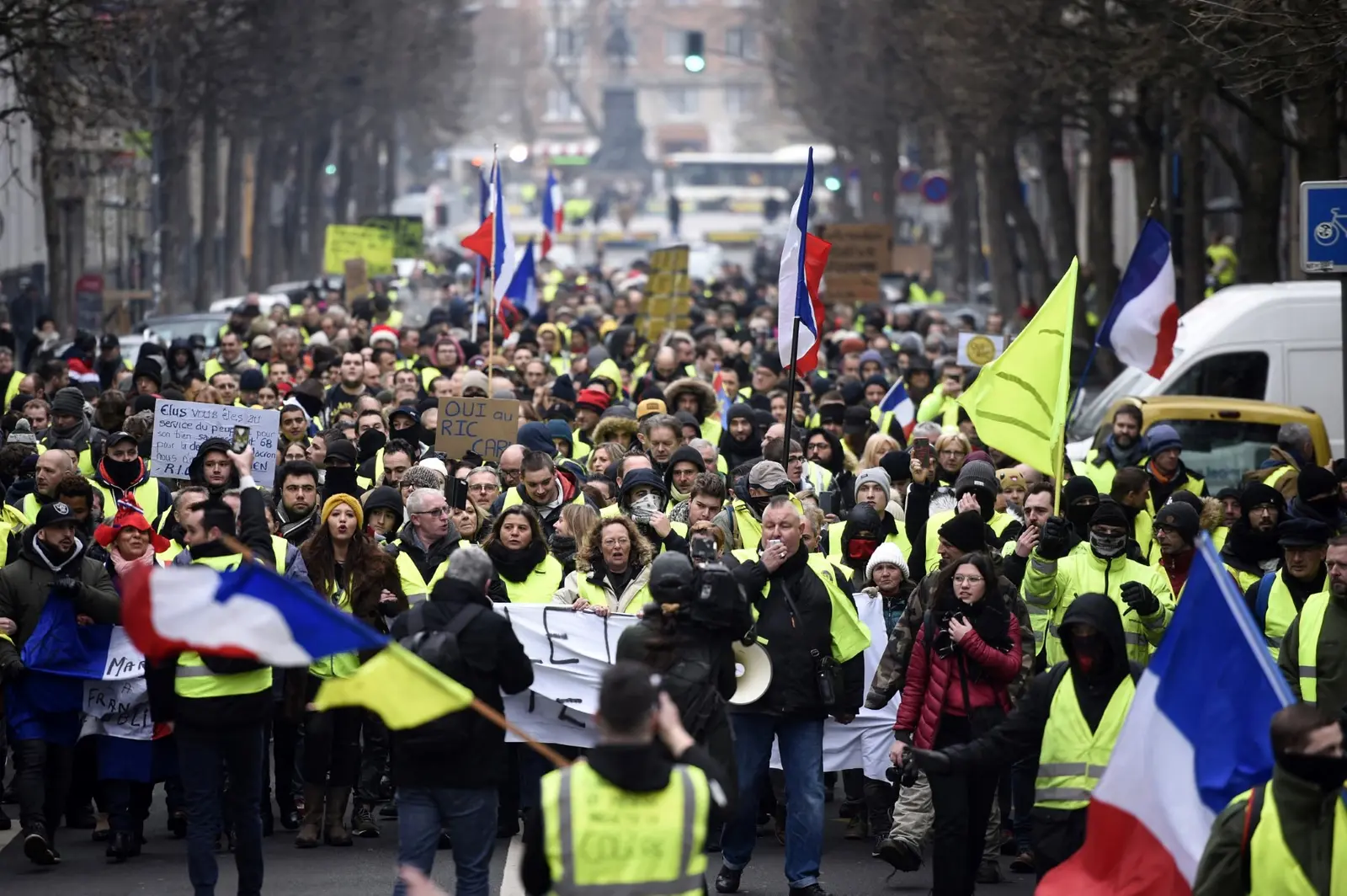 Des personnes défilent lors d'une manifestation antigouvernementale des « gilets jaunes » dans la ville de Lille, dans le nord du pays, le 29 décembre 2018.