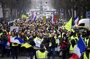 Des personnes défilent lors d'une manifestation antigouvernementale des « gilets jaunes » dans la ville de Lille, dans le nord du pays, le 29 décembre 2018.