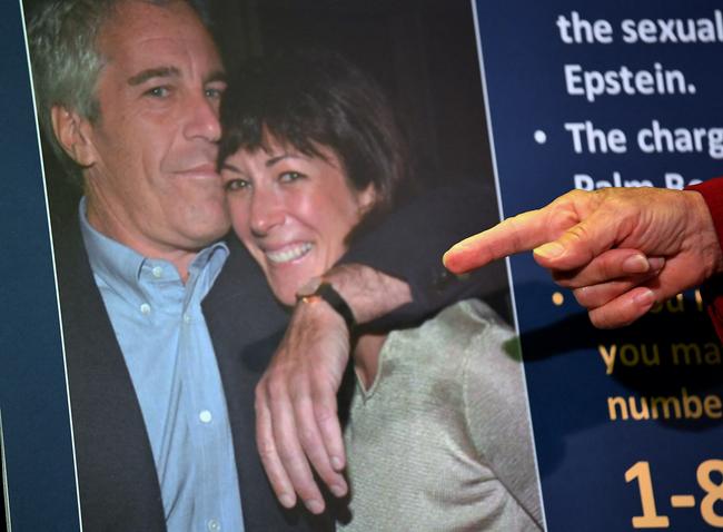 Les portraits de Jeffrey Epstein et de Ghislaine Maxwell présentés lors d'une conférence de presse.