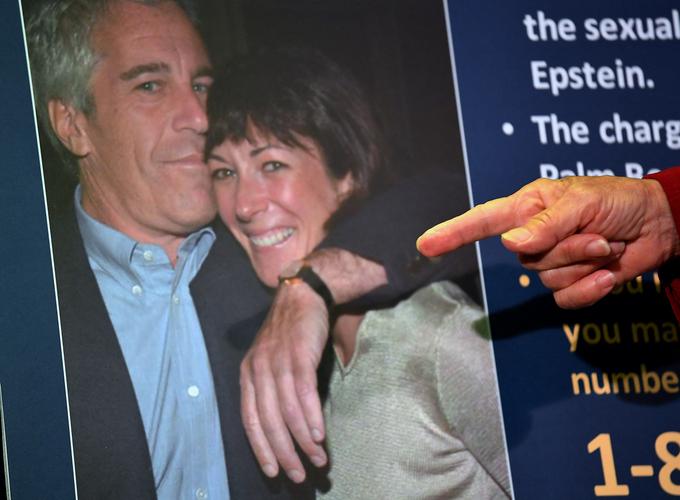Les portraits de Jeffrey Epstein et de Ghislaine Maxwell présentés lors d'une conférence de presse.