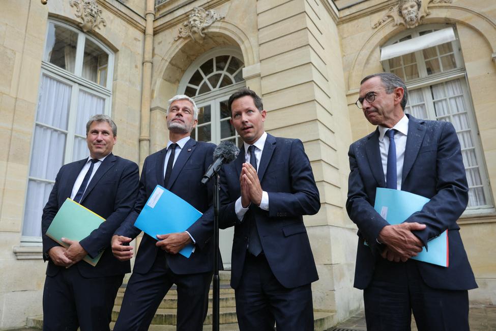 Le président du parti de droite Les Républicains (LR), ministre français de l’Intérieur Bruno Retailleau (à droite), le président du groupe Droite républicaine à l’Assemblée nationale Laurent Wauquiez (2e à gauche), le président du groupe Les Républicains au Sénat Mathieu Darnaud (à gauche) et le premier vice-président exécutif des Républicains François-Xavier Bellamy (2e à droite) font une déclaration aux journalistes après avoir participé à une réunion avec la Première ministre française, dans le cadre des consultations politiques à l’Hôtel de Matignon à Paris, le 2 septembre 2025, une semaine avant le vote de confiance de l’Assemblée nationale.
