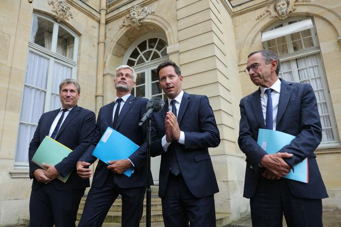 Le président du parti de droite Les Républicains (LR), ministre français de l’Intérieur Bruno Retailleau (à droite), le président du groupe Droite républicaine à l’Assemblée nationale Laurent Wauquiez (2e à gauche), le président du groupe Les Républicains au Sénat Mathieu Darnaud (à gauche) et le premier vice-président exécutif des Républicains François-Xavier Bellamy (2e à droite) font une déclaration aux journalistes après avoir participé à une réunion avec la Première ministre française, dans le cadre des consultations politiques à l’Hôtel de Matignon à Paris, le 2 septembre 2025, une semaine avant le vote de confiance de l’Assemblée nationale.