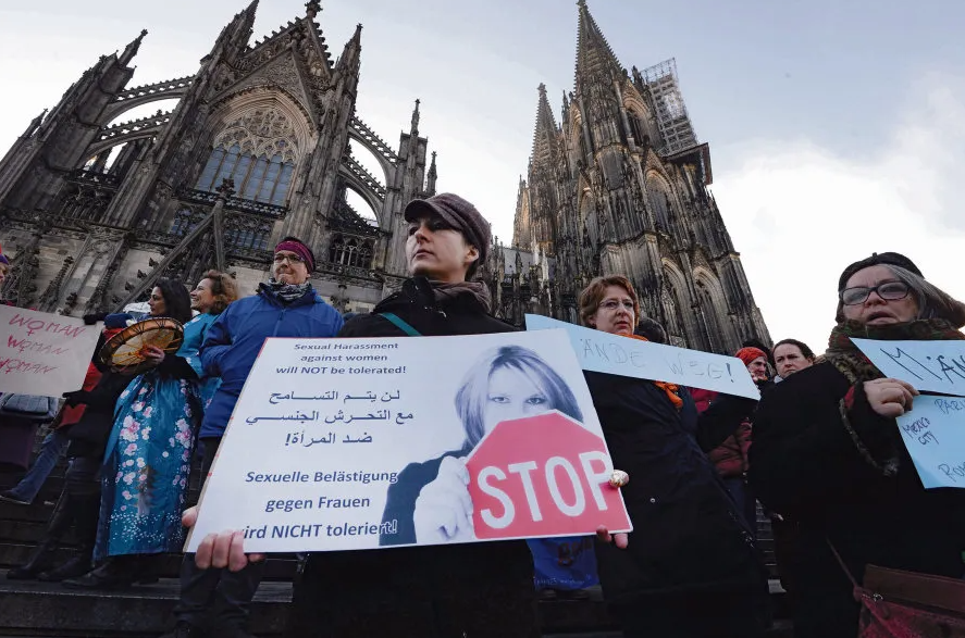 Un rassemblement devant la cathédrale de Cologne pour protester contre le sexisme et le harcèlement sexuel.