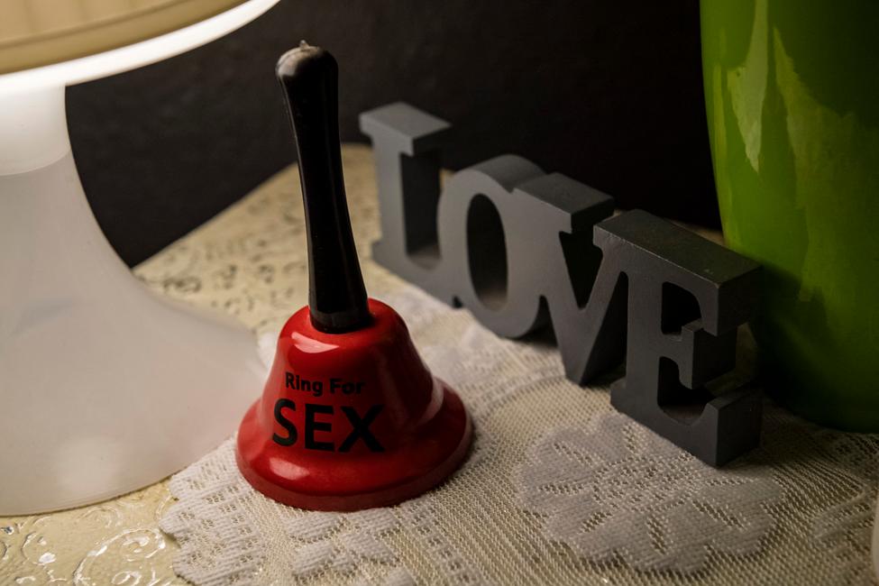 Des objets posés sur une table, portant les inscriptions « Love » (« Amour ») et « Ring for sex » (« Sonnez pour le sexe »), sont photographiés dans un bordel. (Image d'illustration)