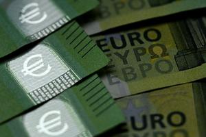 Cette photo d'illustration, prise le 2 décembre 2025 à Francfort-sur-le-Main, montre le symbole de l'euro sur des billets de cent euros.