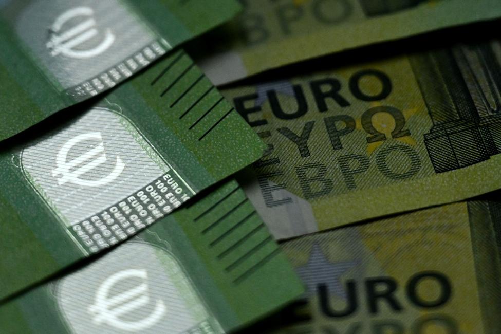 Cette photo d'illustration, prise le 2 décembre 2025 à Francfort-sur-le-Main, montre le symbole de l'euro sur des billets de cent euros.