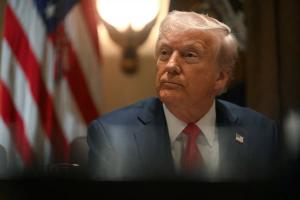 Donald Trump s'exprime lors d'une réunion du cabinet à la Maison Blanche à Washington, le 26 février 2025