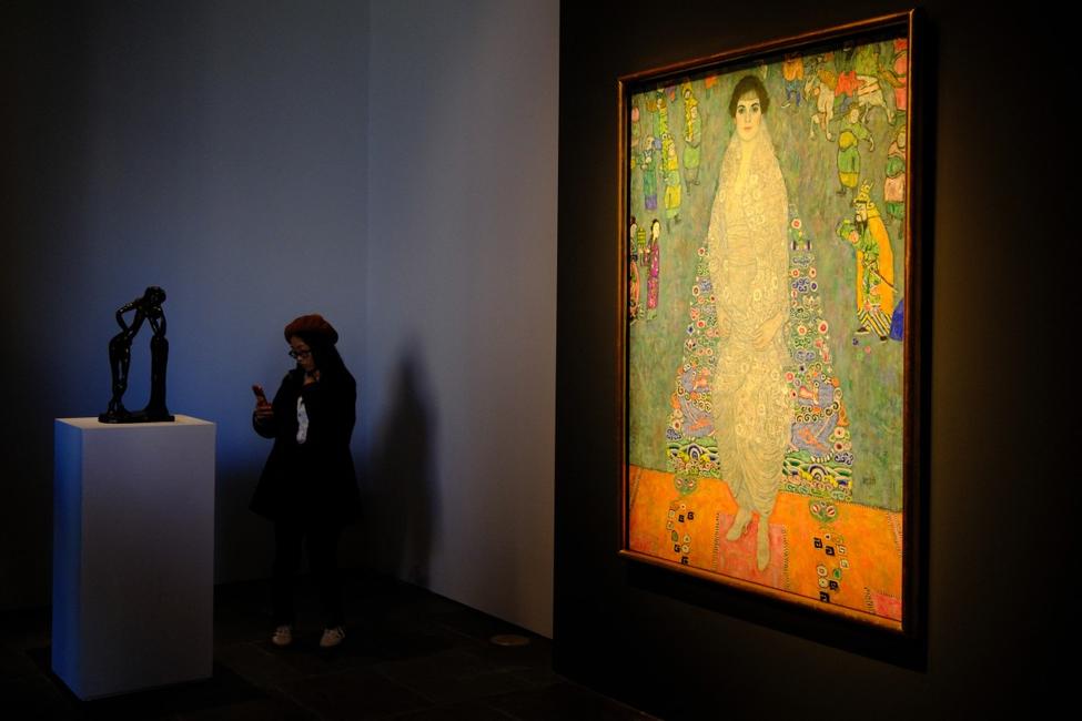 « Bildnis Elisabeth Lederer » de Gustav Klimt est présenté lors de la vente aux enchères de prestige de Sotheby’s à New York le 8 novembre 2025. Un portrait de l’artiste autrichien Gustav Klimt a été adjugé pour 236,4 millions de dollars à New York le 18 novembre 2025, devenant ainsi la deuxième œuvre d’art la plus chère jamais vendue aux enchères. Six enchérisseurs se sont disputés pendant 20 minutes le « Portrait d’Elisabeth Lederer », peint par Klimt entre 1914 et 1916.