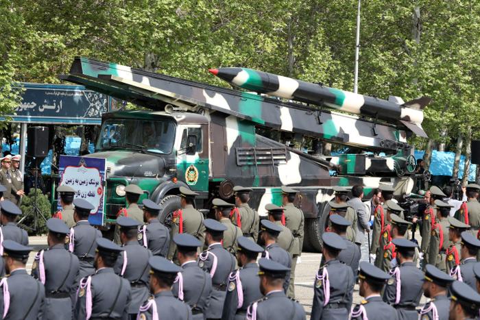 Un camion militaire iranien transporte des missiles lors d'un défilé militaire