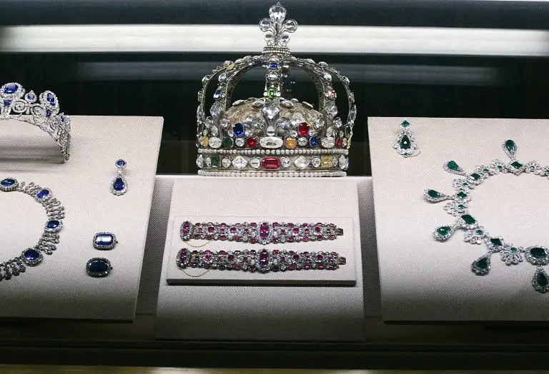 Une vue de la galerie Apollon du musée du Louvre à Paris.