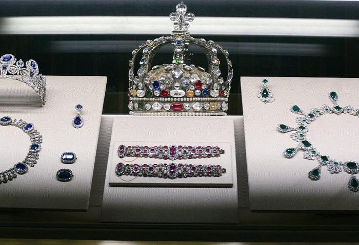 Une vue de la galerie Apollon du musée du Louvre à Paris.