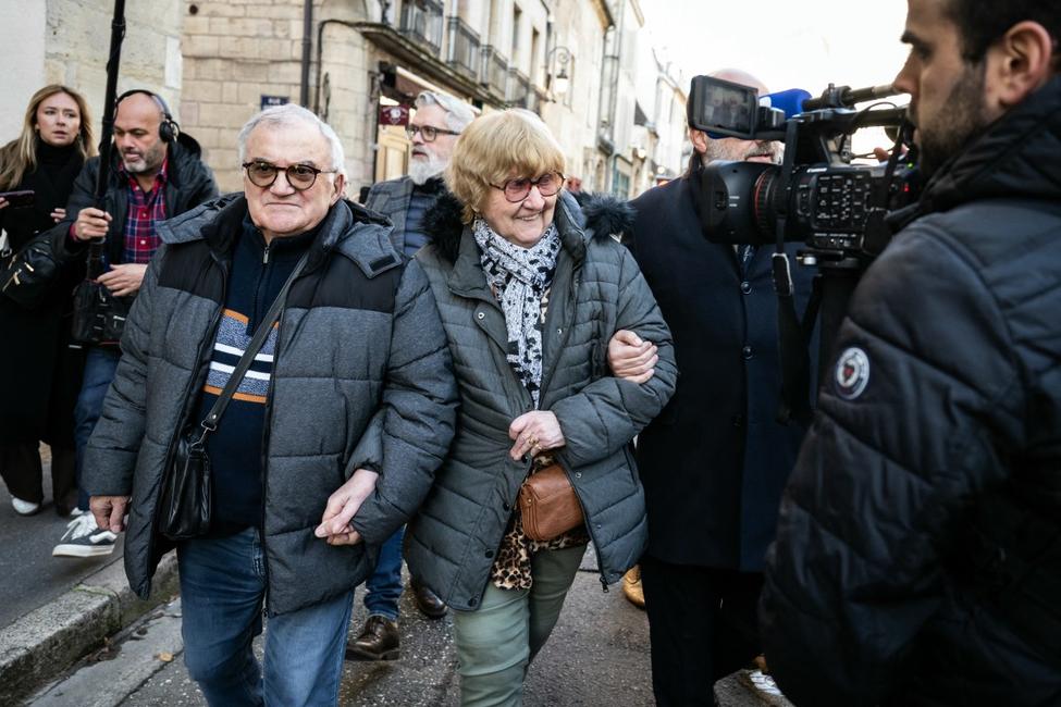 Jacqueline Jacob (au centre) et son mari Marcel Jacob (à gauche) arrivent à la cour d'appel de Dijon, dans le centre-est de la France, le 24 octobre 2025. (Photo : ARNAUD FINISTRE / AFP)