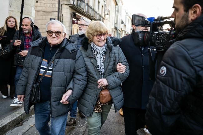 Jacqueline Jacob (au centre) et son mari Marcel Jacob (à gauche) arrivent à la cour d'appel de Dijon, dans le centre-est de la France, le 24 octobre 2025. (Photo : ARNAUD FINISTRE / AFP)