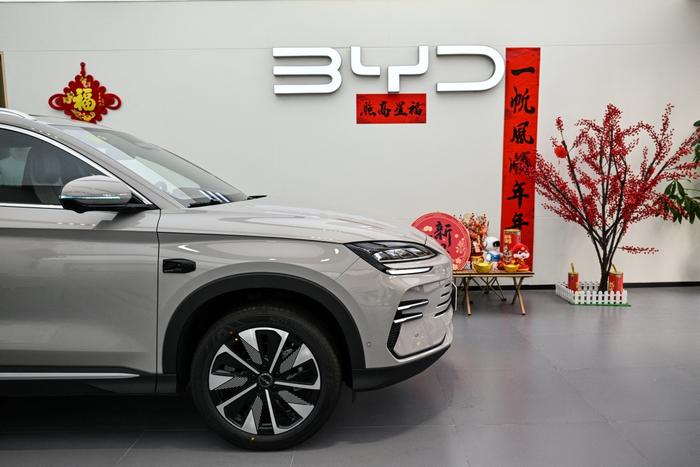 Un véhicule électrique BYD Plus DM-i dans une salle d'exposition du quartier de Jing'an à Shanghai, le 11 mars 2025.