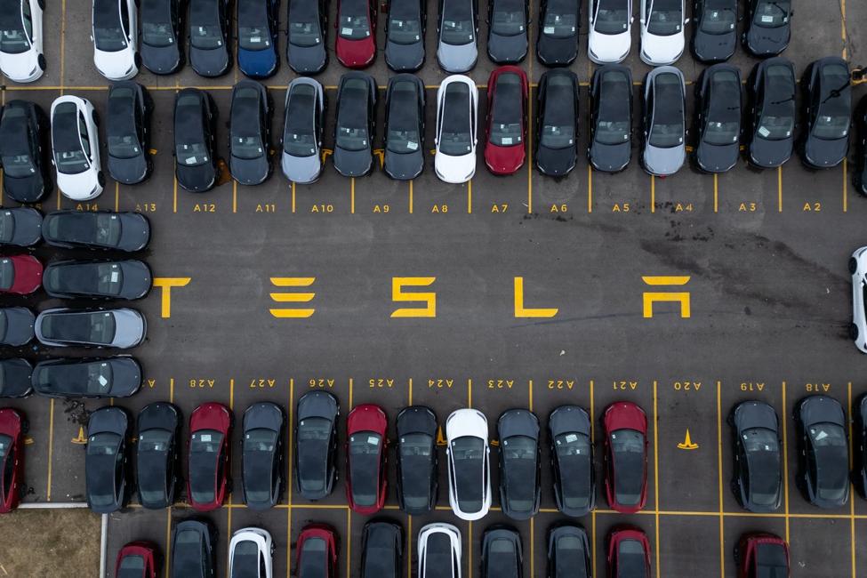Tesla n’en finit pas d’annoncer l’avènement prochain de la voiture autonome.