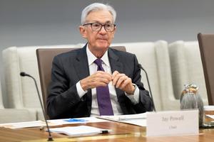 Le président de la Réserve fédérale américaine, Jerome Powell, préside une réunion publique du Conseil de la Fed consacrée à l’examen des révisions proposées aux normes du ratio de levier supplémentaire du Conseil, au siège de la Réserve fédérale à Washington, DC, le 25 juin 2025.