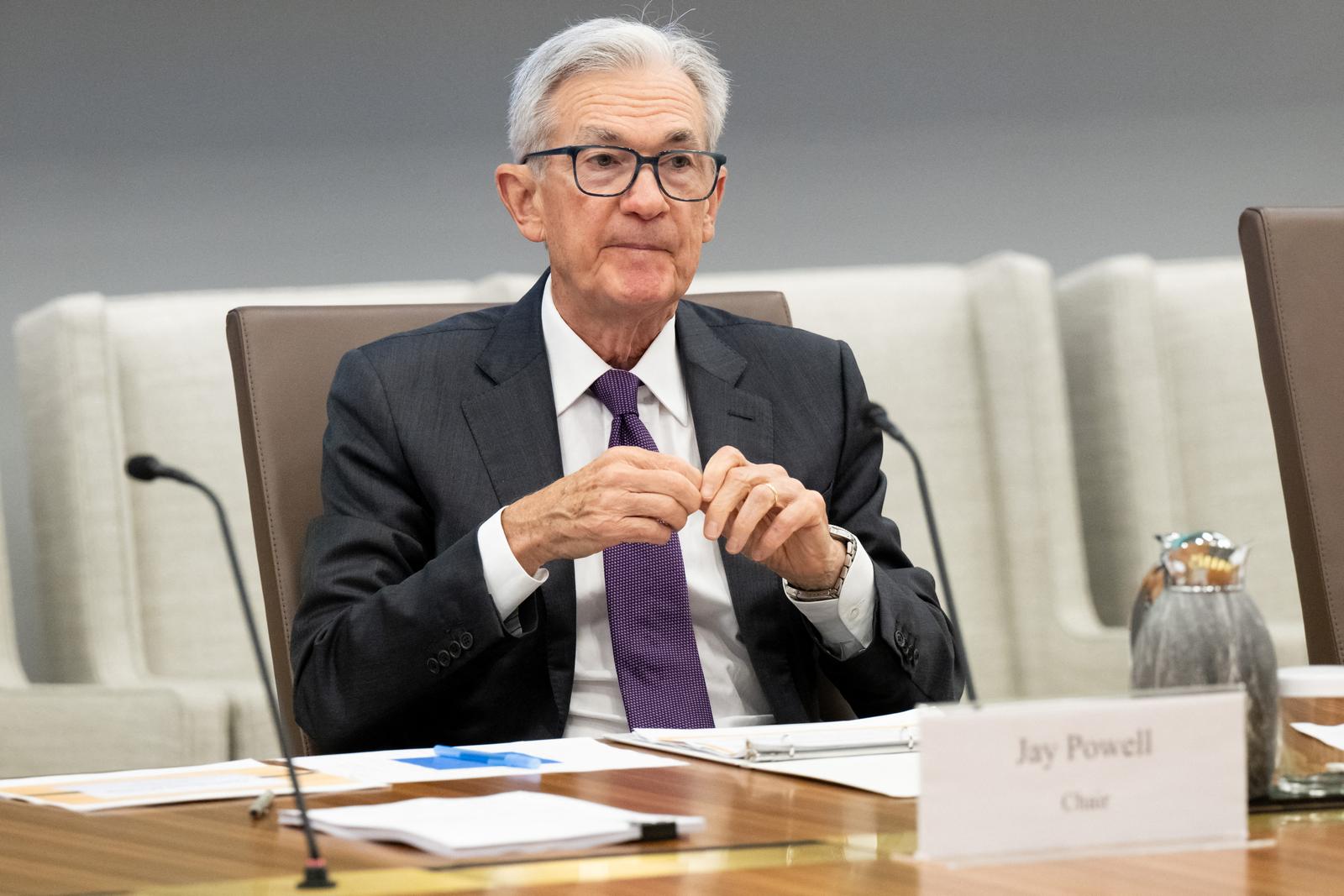 Le président de la Réserve fédérale américaine, Jerome Powell, préside une réunion publique du Conseil de la Fed consacrée à l’examen des révisions proposées aux normes du ratio de levier supplémentaire du Conseil, au siège de la Réserve fédérale à Washington, DC, le 25 juin 2025.