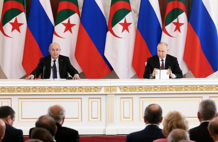Le président russe Vladimir Poutine et le président algérien Abdelmadjid Tebboune prononcent une déclaration à l'issue de leur entretien au Kremlin, à Moscou, le 15 juin 2023.
