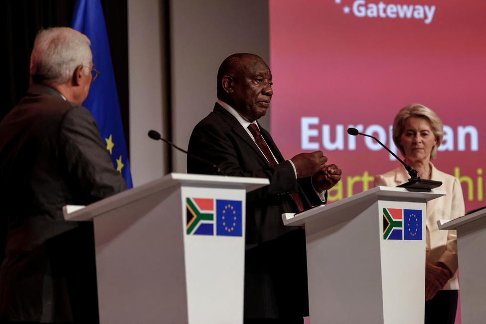 Le président sud-africain Cyril Ramaphosa (C) prend la parole lors d’une conférence de presse conjointe avec la présidente de la Commission européenne Ursula von der Leyen (D) et le président du Conseil européen António Costa (D), à l’issue de la réunion trilatérale SA-UE au Sandton Convention Centre, à Sandton, le 20 novembre 2025, en amont du Sommet des dirigeants du G20.