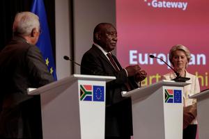 Le président sud-africain Cyril Ramaphosa (C) prend la parole lors d’une conférence de presse conjointe avec la présidente de la Commission européenne Ursula von der Leyen (D) et le président du Conseil européen António Costa (D), à l’issue de la réunion trilatérale SA-UE au Sandton Convention Centre, à Sandton, le 20 novembre 2025, en amont du Sommet des dirigeants du G20.