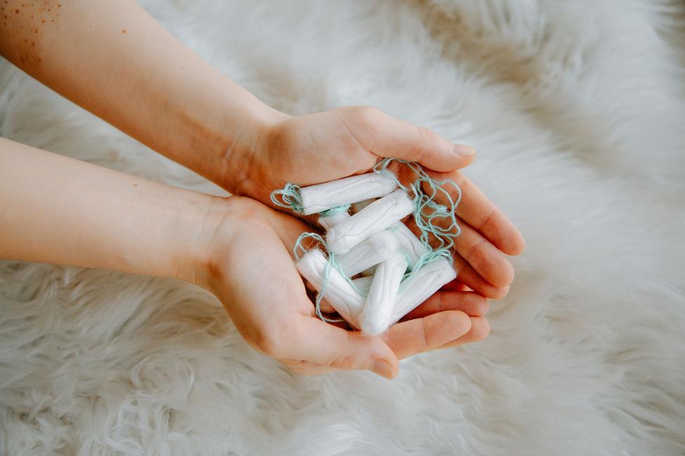 Les douleurs menstruelles, ou dysménorrhées, sont causées par des substances chimiques apparentées aux hormones, appelées prostaglandines.