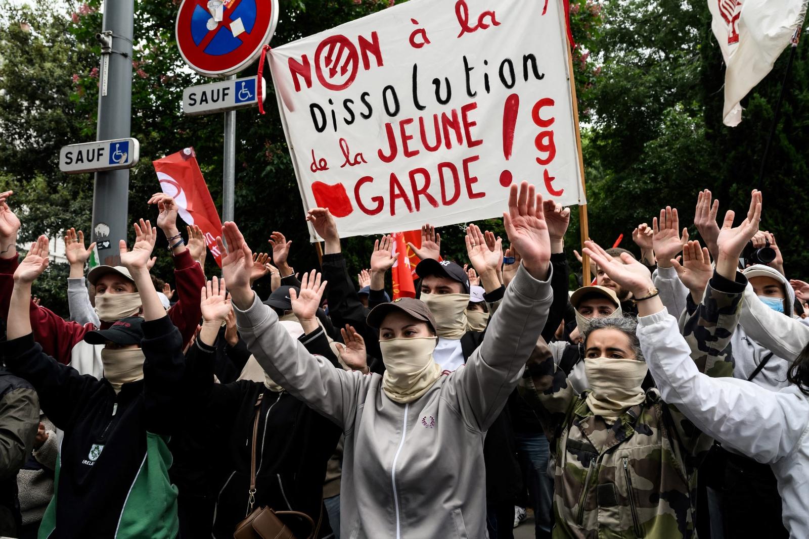 Des manifestants brandissent une banderole « Non à la dissolution de la Jeune Garde ! » lors d'un rassemblement de soutien à l'organisation antifasciste d'extrême gauche La Jeune Garde, près de la préfecture de Lyon, dans le centre-est de la France, le 6 mai 2025.