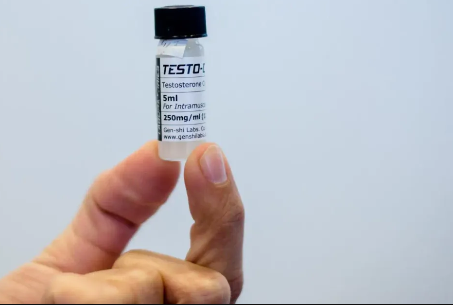 Une fiole de testostérone est montrée par l'Agence antidopage allemande, à Bonn, le 27 octobre 2016.