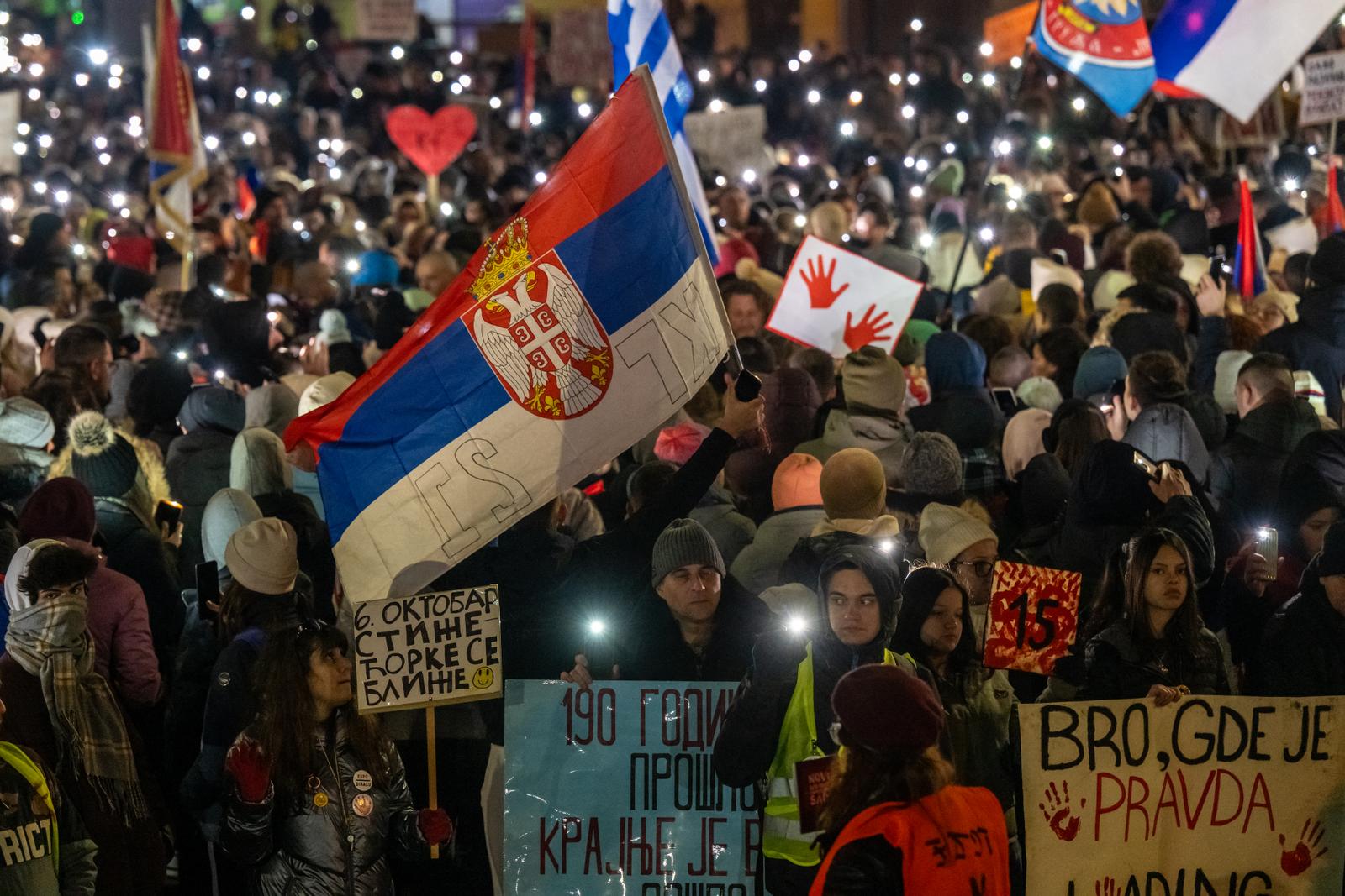Des manifestants rassemblés sur le boulevard principal de la ville de Kragujevac, dans le centre de la Serbie, le 15 février 2025, alors que des appels à la responsabilité du gouvernement et à des réformes se multiplient depuis des mois.