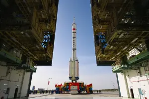 Le vaisseau spatial habité Shenzhou-23 et le lanceur Longue Marche-2F Y23 dans le désert de Gobi (nord-ouest de la Chine), le 16 mai 2026. Image d'illustration