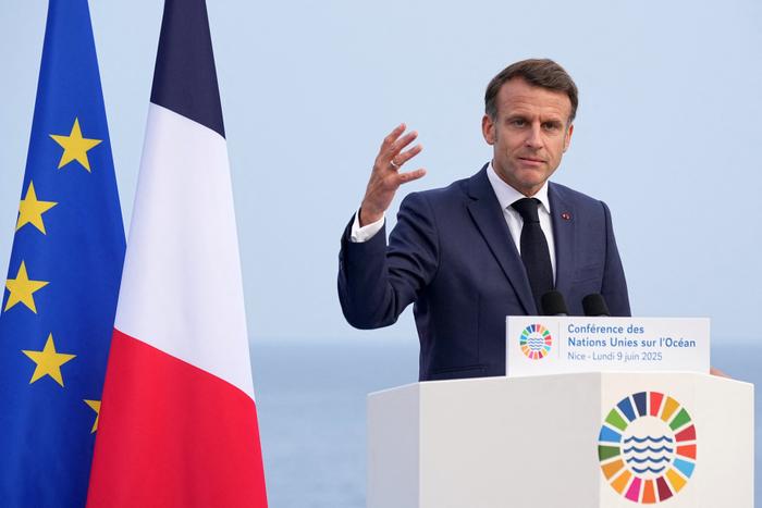 Le président Emmanuel Macron gesticule durant son discours lors de la troisième Conférence des Nations unies sur les océans (UNOC3), à Nice, sur la Côte d'Azur, le 9 juin 2025.