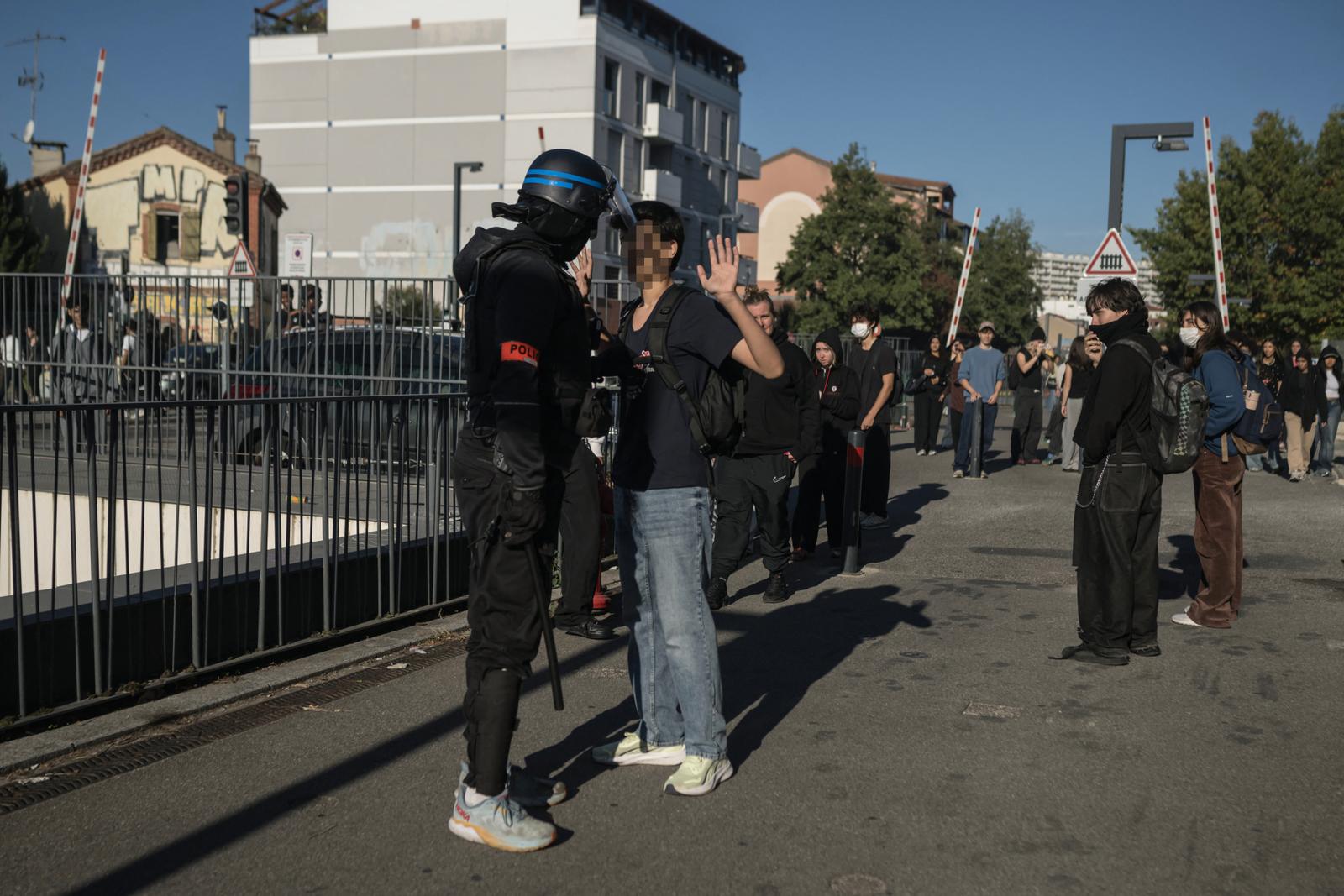 Un policier interroge un jeune dans une rue lors d’une manifestation devant le lycée Déodat, à Toulouse, le 15 octobre 2026, dans le cadre d’une mobilisation nationale des lycéens pour protester contre leurs conditions d’apprentissage.(Image d'illustration)