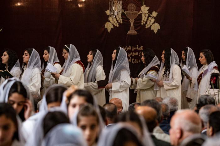 Les membres d'une chorale chrétienne lors de la messe du dimanche des Rameaux, dans le nord-est de la Syrie