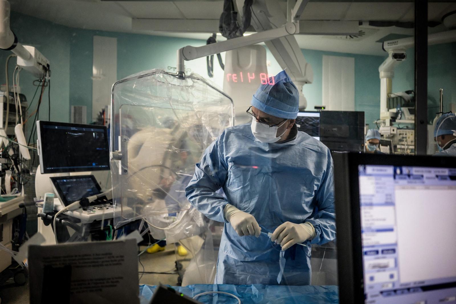 Un chirurgien prépare son matériel avant une opération à l'hôpital Lyon Croix-Rousse, le 26 septembre 2023.