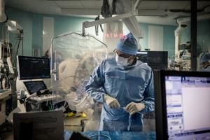 Un chirurgien prépare son matériel avant une opération à l'hôpital Lyon Croix-Rousse, le 26 septembre 2023.