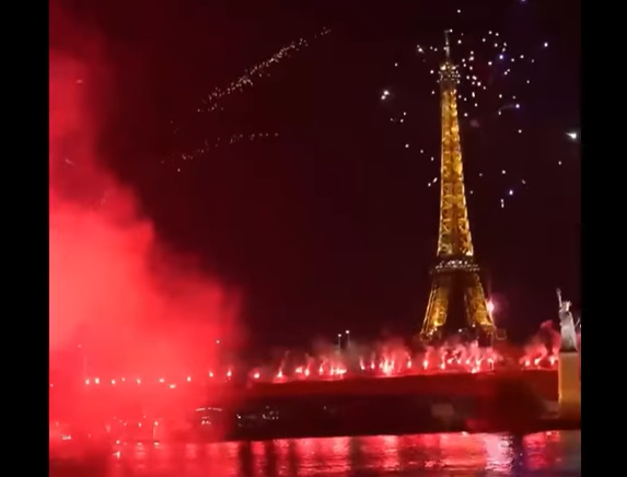 Des images du feu d'artifice sauvage du vendredi 7 novembre 2025 à Paris.