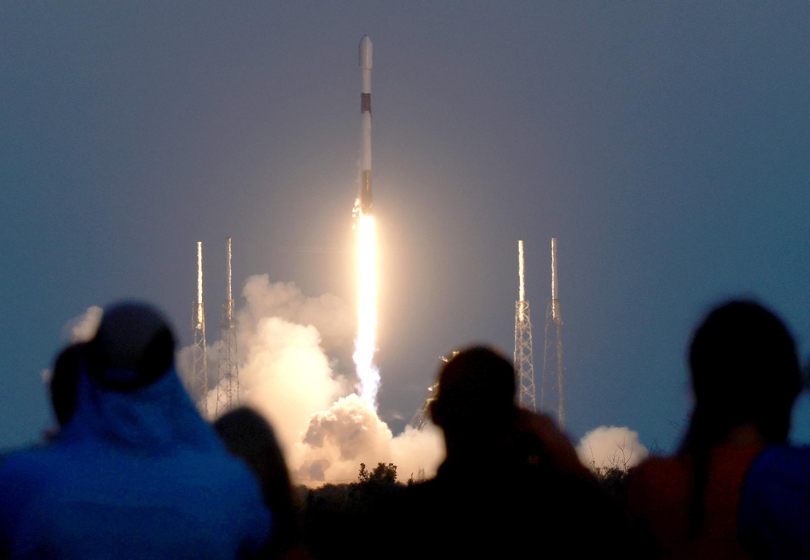 Des spectateurs assistent au décollage d'une fusée Falcon 9 de SpaceX depuis le pas de tir 40 de la base spatiale de Cap Canaveral, le 27 février 2023 à Cap Canaveral, en Floride. La fusée transporte des satellites Starlink V2 Mini modernisés qui seront déployés en orbite.