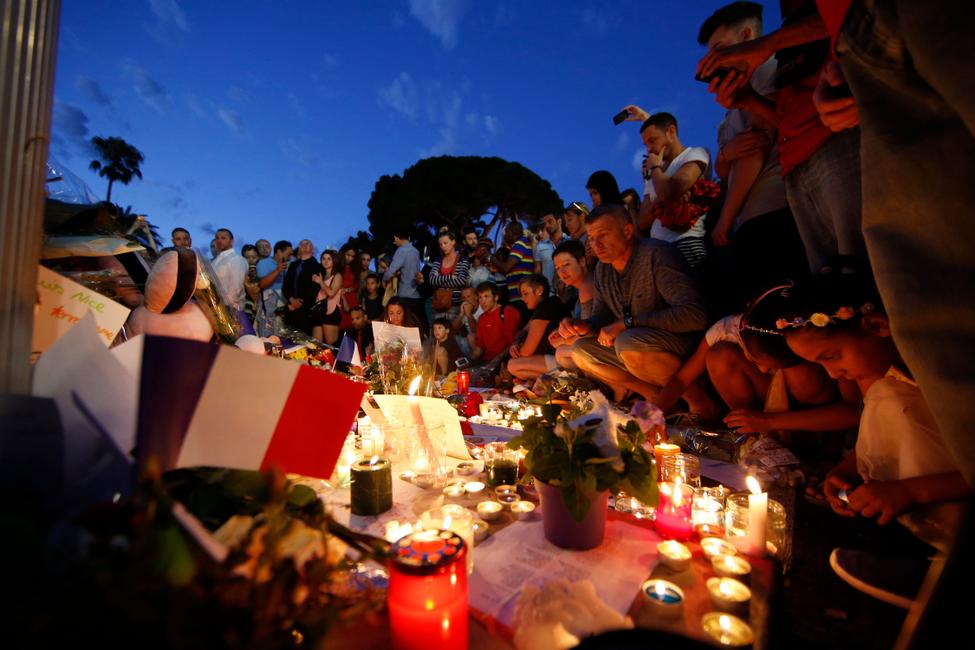 Les forces de l'ordre et la police scientifique à côté d'un semi-remorque qui a foncé dans la foule, après le feu d'artifice du 14 juillet 2016 sur la Promenade des Anglais à Nice, tuant au moins 80 personnes.