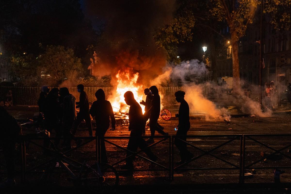 Des émeutiers le long du canal Saint-Martin à Paris le 17 octobre
