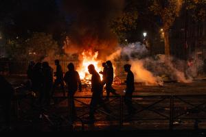 Des émeutiers le long du canal Saint-Martin à Paris le 17 octobre