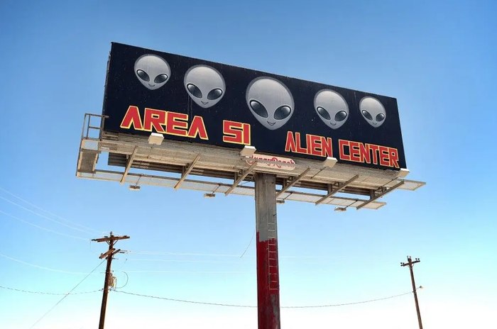 Un panneau publicitaire le long de la route américaine 95, le 21 juillet 2019, à Amargosa Valley, dans le Nevada.