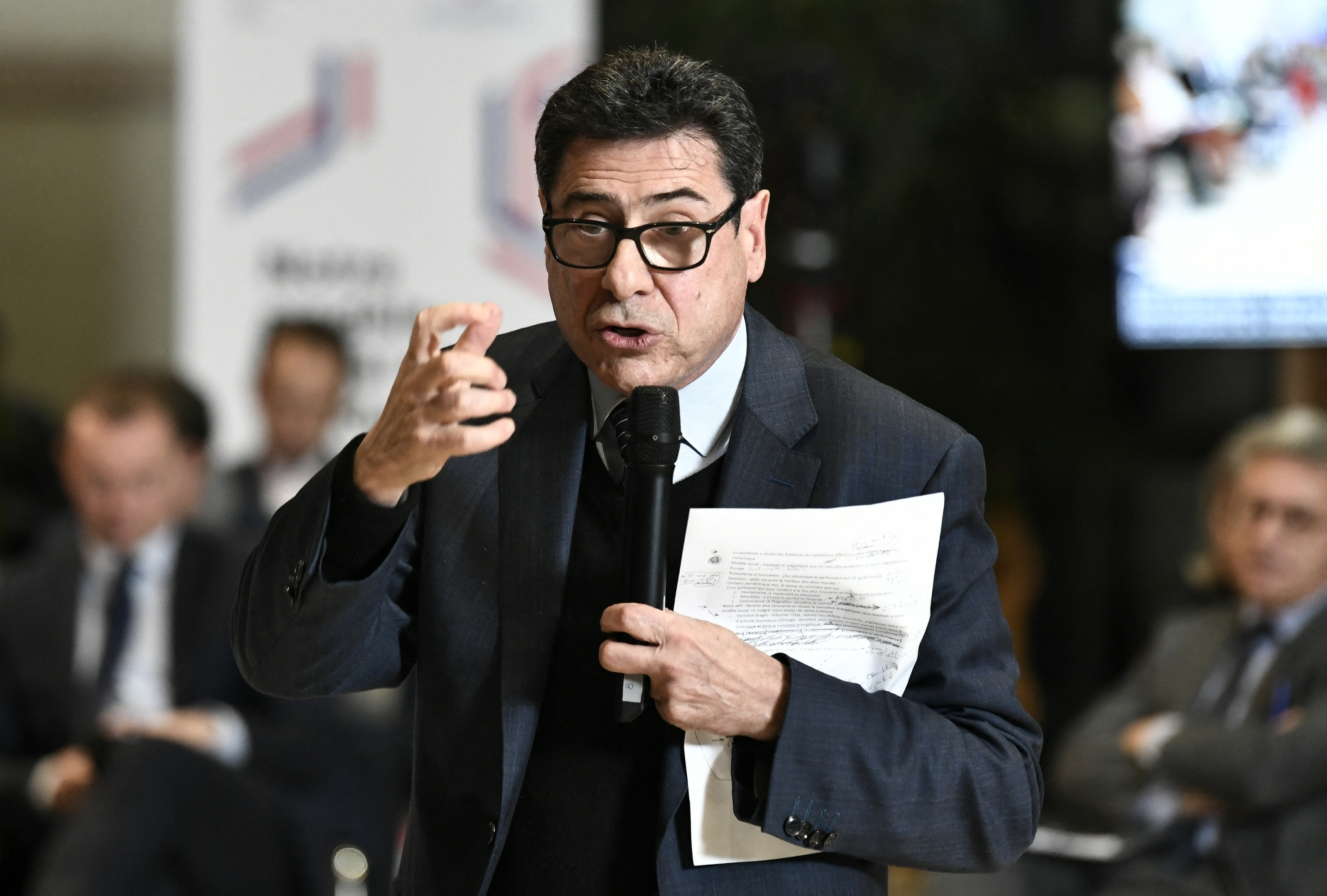 Emmanuel Macron salue Philippe Aghion, prix Nobel d'économie 2025
