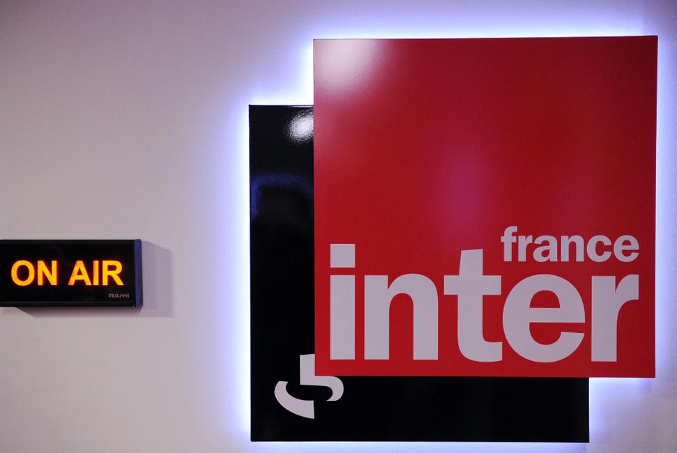 Lundi 31 août au micro de France Inter, l'humoriste Ameziane a ironisé sur la proposition du député RN Jean-Philippe Tanguy d'infliger une amende aux femmes voilées, comparant l'élu à un rat.
