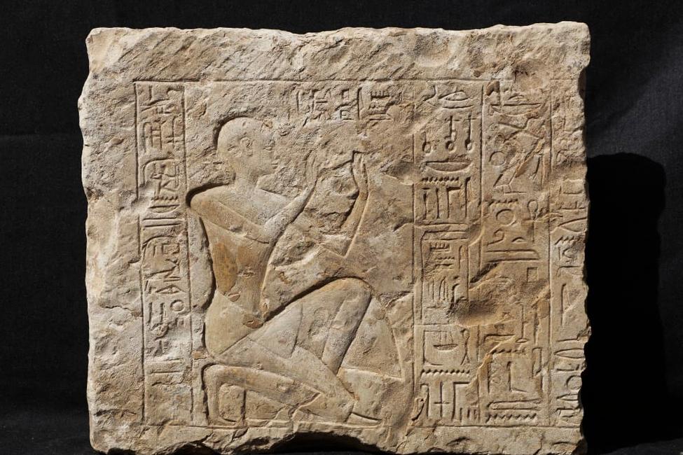 Une plaque gravée de hiéroglyphes mise au jour lors de récentes fouilles au temple de Ramsès II à Abydos.