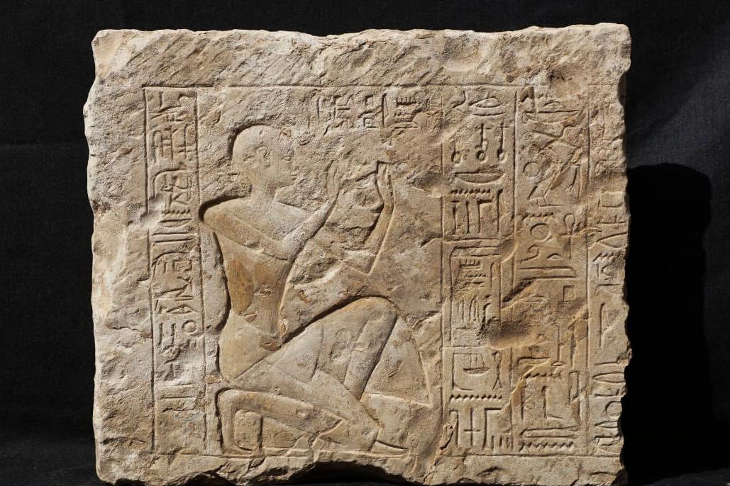 Une plaque gravée de hiéroglyphes mise au jour lors de récentes fouilles au temple de Ramsès II à Abydos.