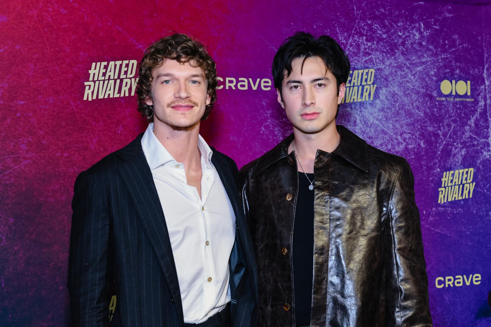 Connor Storrie et Hudson Williams assistent à la première de Heated Rivalry au TIFF Lightbox, le 24 novembre 2025 à Toronto, en Ontario.