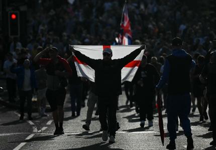 Des manifestants participent à une marche de protestation contre la gestion par la police de la détention de la victime Henry Nowak, alors qu'ils quittent le commissariat central de Southampton à Southampton, le 2 juin 2026, suite à la condamnation de son meurtrier Vickrum Digwa.