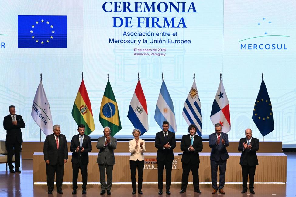 José Raúl Mulino, Rodrigo Paz, António Costa, Ursula von der Leyen, Santiago Peña, Javier Milei, Yamandu Orsi et Mauro Vieira posent pour la photo officielle à la fin de la cérémonie de signature de l'accord commercial entre l'Union européenne et le Mercosur, au Gran Teatro José Asunción Flores de la Banque centrale du Paraguay à Asunción, le 17 janvier 2026.