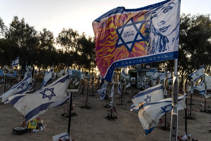 Une installation rendant hommage aux personnes tuées et kidnappées lors du festival de musique Nova pendant les attaques du 7 octobre perpétrées par le Hamas, sur le site du festival près du kibboutz Reim, dans le sud d'Israël, le 11 septembre 2024.