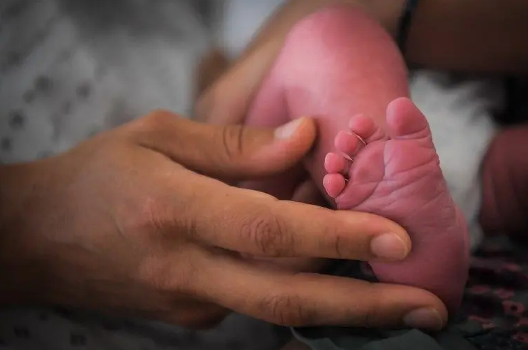 Une mère et son nouveau-né, image d'illustration.