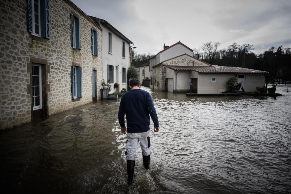 Un homme marche dans une rue inondée de Saint-Laurent-sur-Sèvre, après la crue de la rivière Sèvre-Nantaise due aux fortes pluies. 